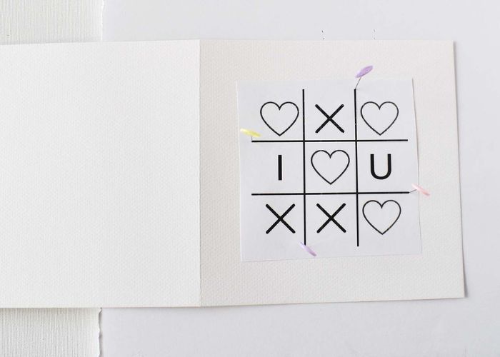 Papierkarten für den Valentinstag: Stechen Sie in die Löcher, um das Muster zu übertragen