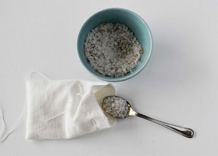 Riempi la bustina interna con materiali profumati