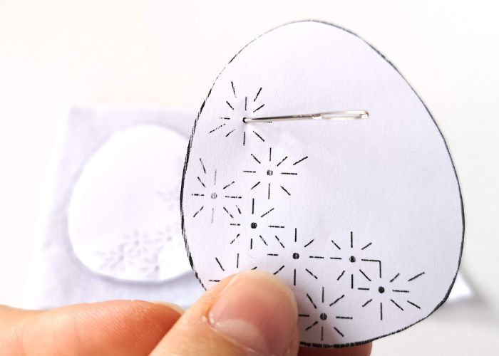 Preparare il modello di decorazione in feltro dell'uovo di Pasqua