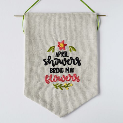 Broderie à la main encadrée comme une bannière
