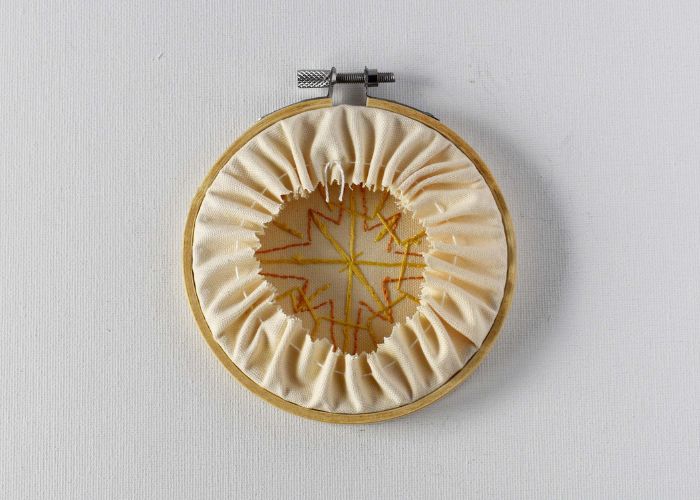 Tirez les points vers l'arrière du cercle de broderie.