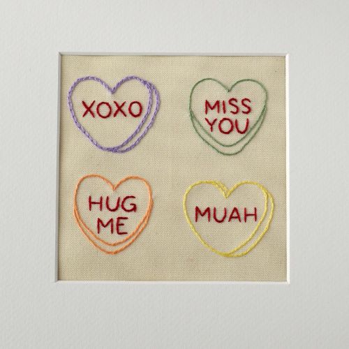 Corazones de caramelo con marco blanco