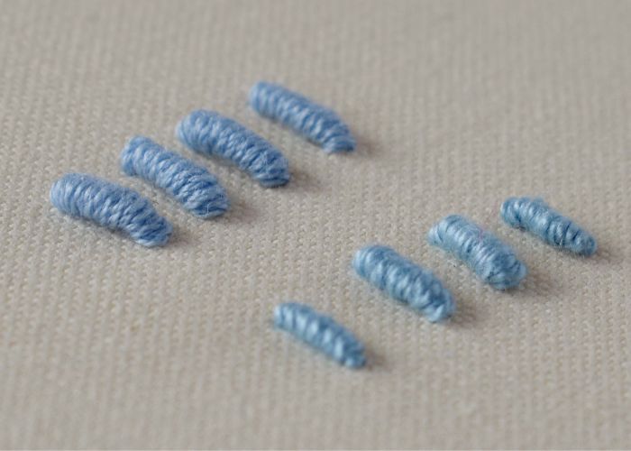 Tutoriel vidéo de broderie à la main avec fil à broder bleu et coton perlé