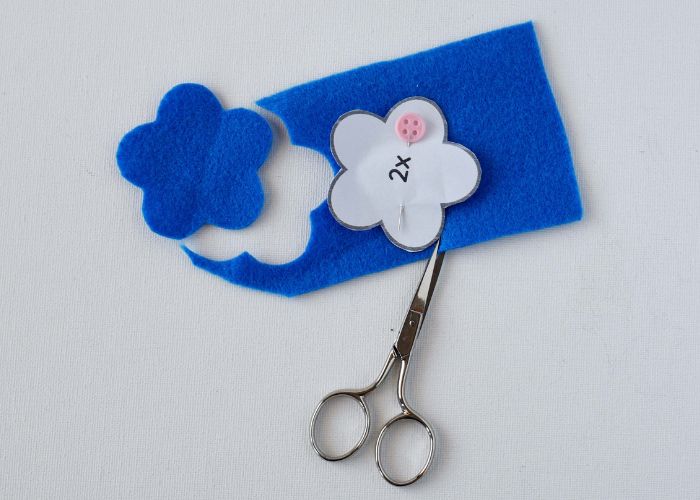 Découpez la fleur moyenne