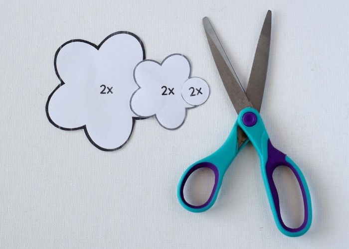 Découpez trois formes de fleurs dans le papier