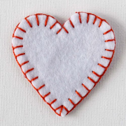 Pequeño corazón de fieltro blanco