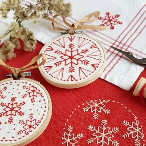 Weihnachtliche Stickmotive im skandinavischen Volksstil