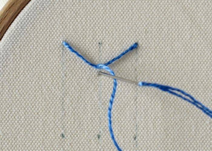 Broderie Fly Stitch bicolore Étape 1