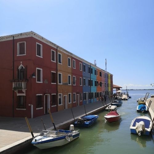Bunte Häuser auf der Insel Burano, Venedig, Italien